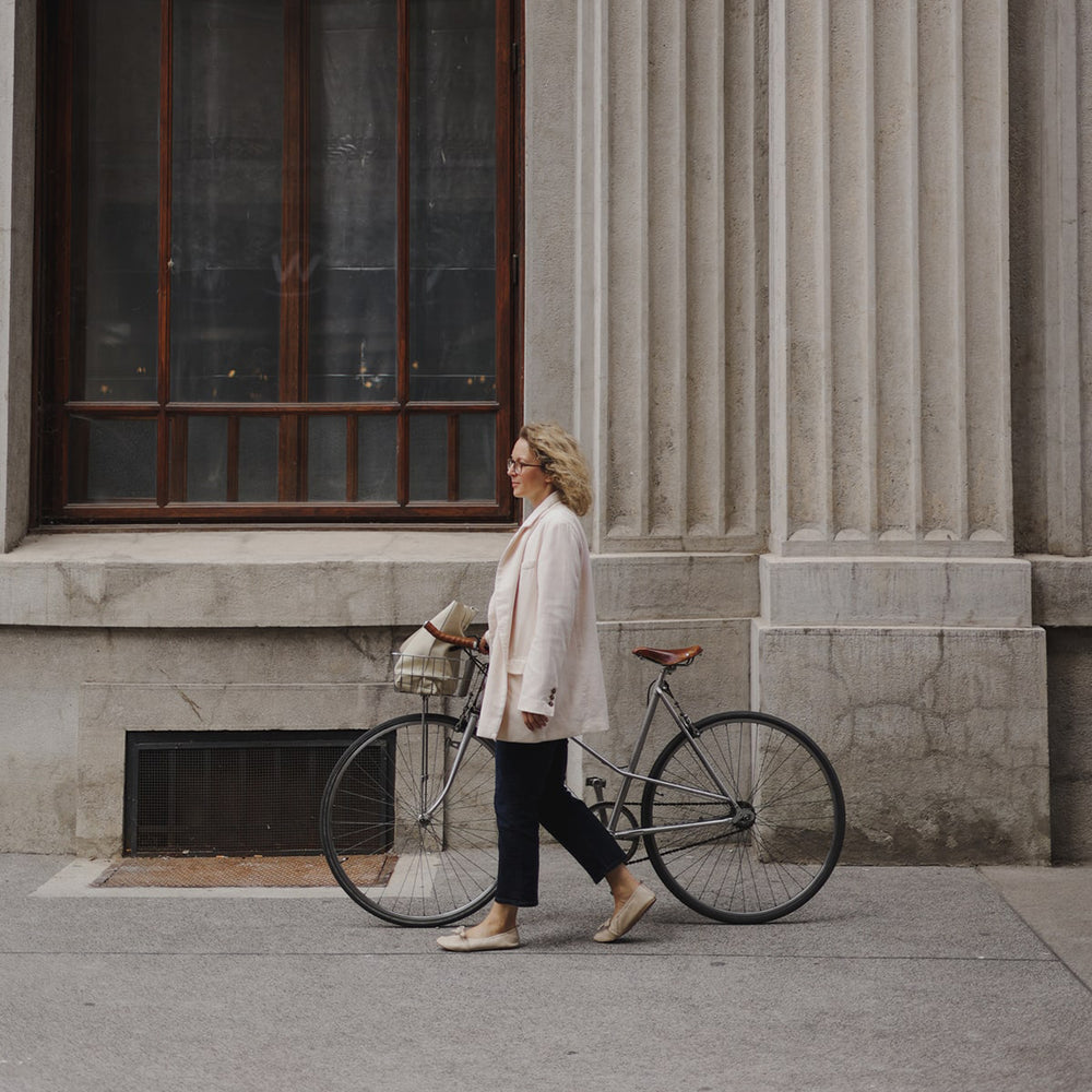 Complete your style with Viva's Beige Tote Bag: A timeless elegance