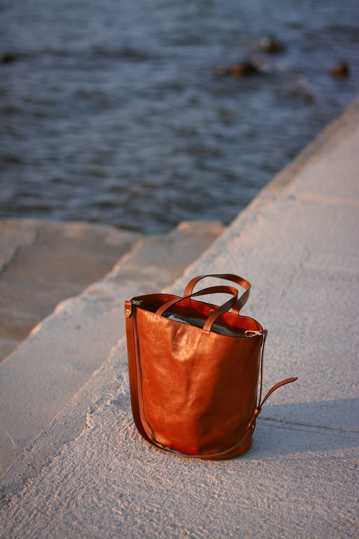 ROUND BUCKET BAG cognac